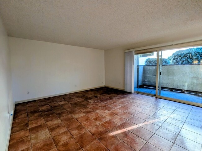 Building Photo - Bright and Charming 3 Bedroom 2 Bath Condo with Patio and A/C! Unit 4