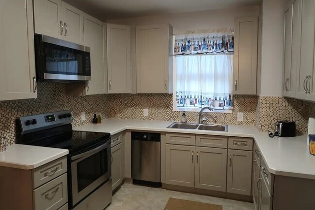 Photo - 327 W Governor Rd