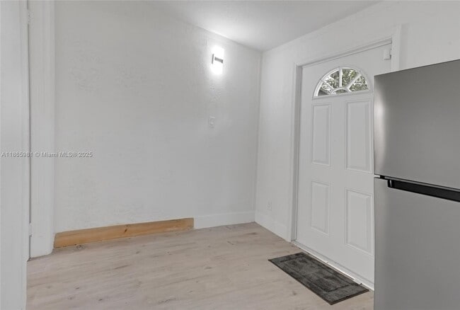 Photo - 5836 Hope St