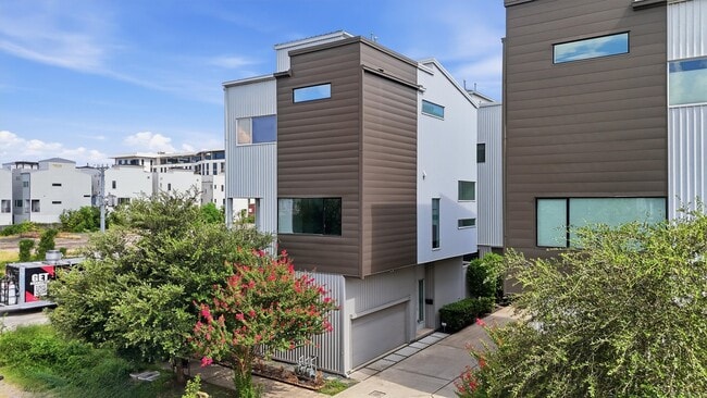 Photo - 1155 W 17th St