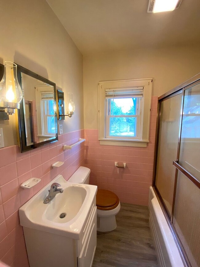 Photo - 2 Bedroom, 1 Bath Home  & Garage Available in Peoria IL!