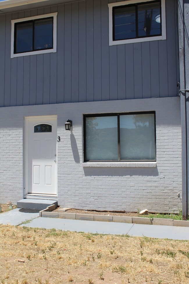 Building Photo - 1322 E 7th St Rental