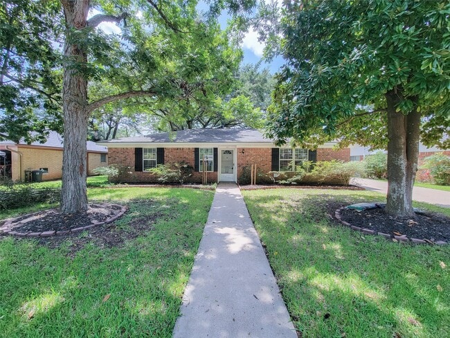 Photo - 111 Azalea St