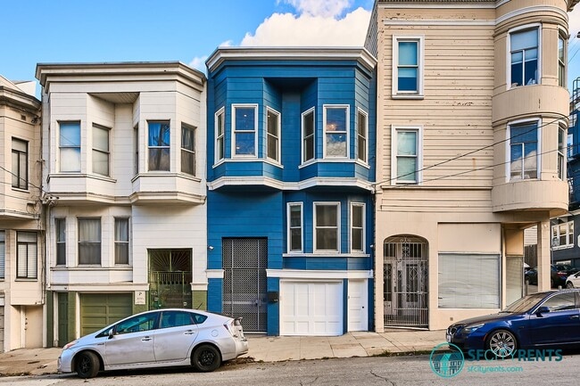 Building Photo - Russian Hill: Remodeled Top Floor Flat w/ In-Unit W/D, A/C, Private Roof Deck & Garage Parking w/... Unit 1638 Leavenworth Street