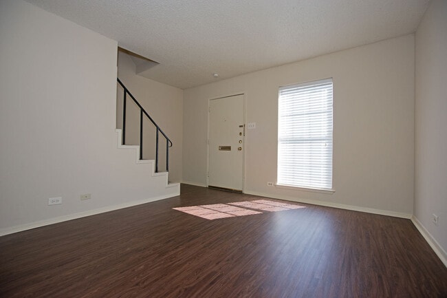 Photo - 114 E Amherst Dr