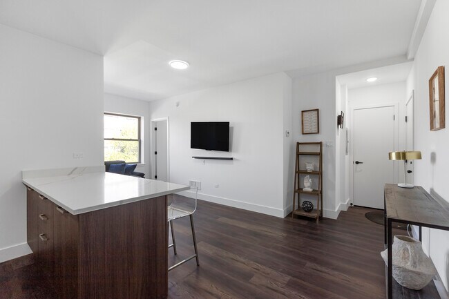 1553 W Hollywood Ave