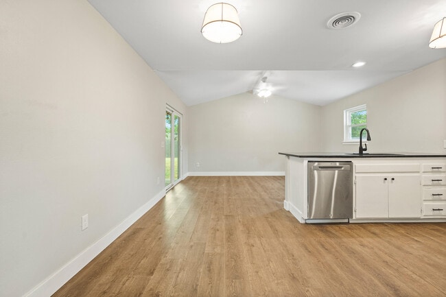 Photo - 5223 41st St