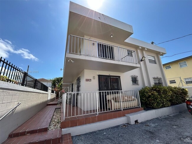 Building Photo - 1126 SW 3rd St Unit 4