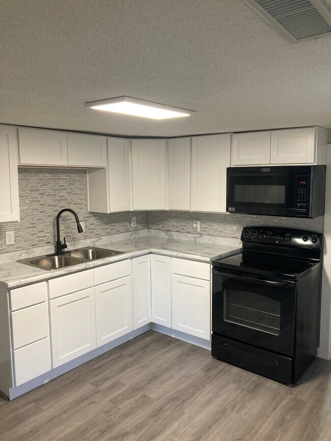 Photo - 611 W 17th St