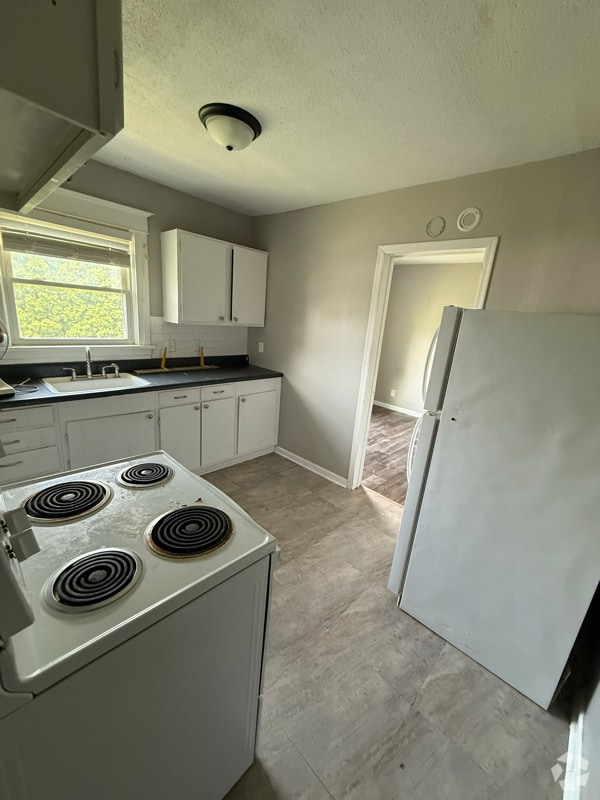 Building Photo - 319 E Van Buren St Rental