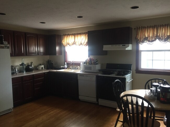 Photo - 118 E 4th St