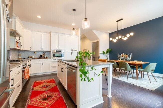 Building Photo - 3 bedroom/3.5 bathroom Beauty in the Heart... Rental