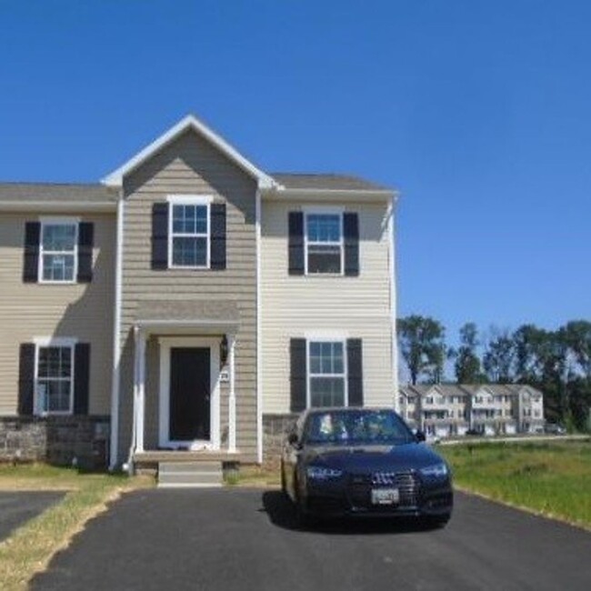 End Unit- 3 Bedroom Townhouse! - End Unit- 3 Bedroom Townhouse!