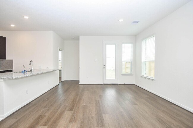Photo - 25230 Benroe St