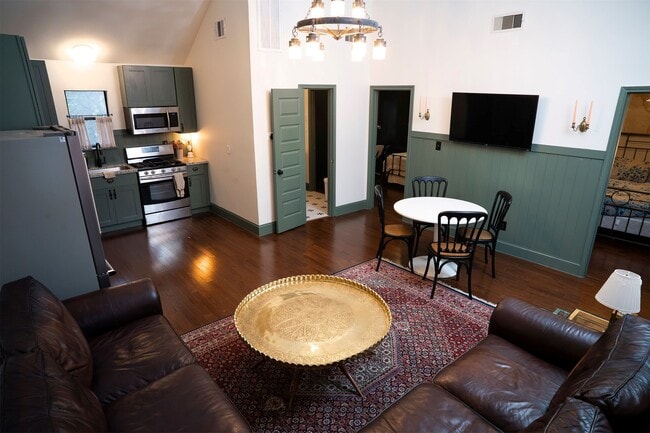 Building Photo - 2522 Calumet St Rental