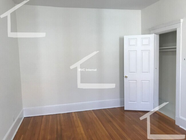 Photo - Spacious 1 Bed Seconds From The Green Line