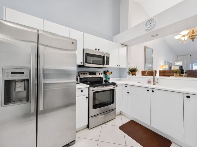 Photo - 2-bedroom + den condo in Lely Resort!