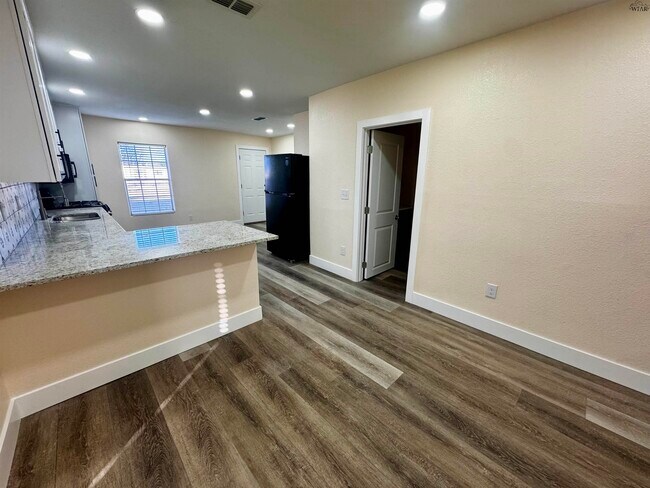 Photo - 605 E Alameda St