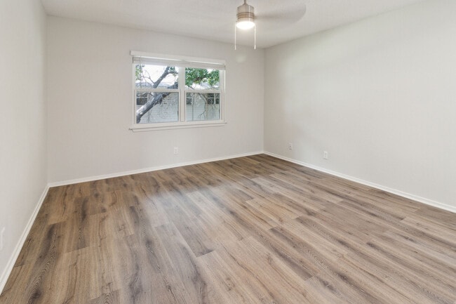 Building Photo - River Point