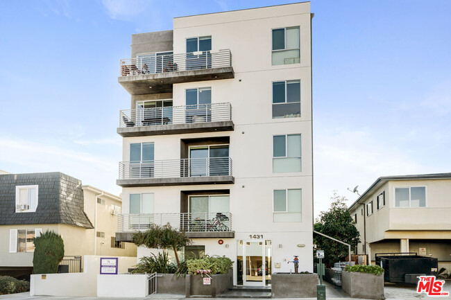 Building Photo - 1431 Armacost Ave Unit 401 Rental