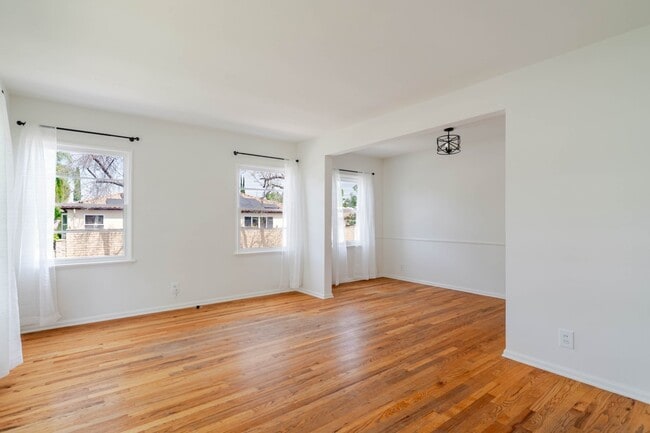 Photo - 4950 Newcastle Ave