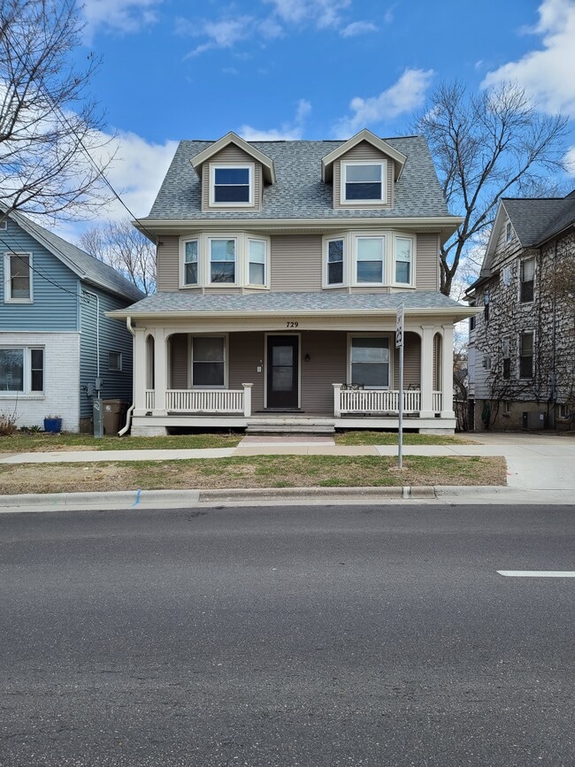 Frente - 729 E Gorham St Unidad 3