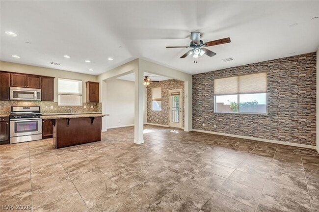 Photo - 985 Pebble Lake St