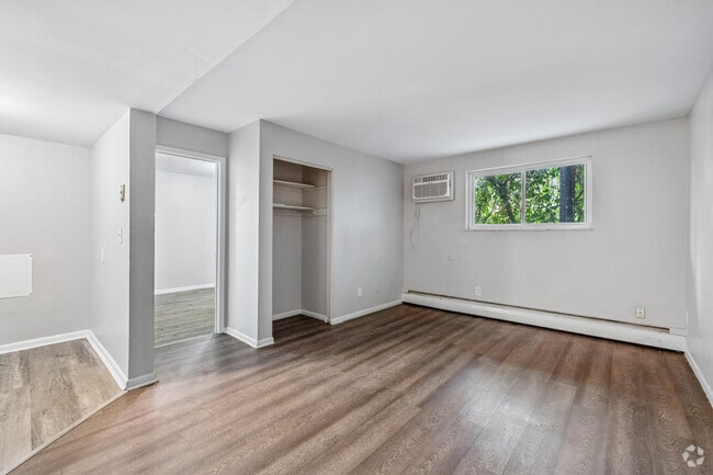 1BR, 1BA - 550SF - Living Room - Anna Marie Apartments, LLC