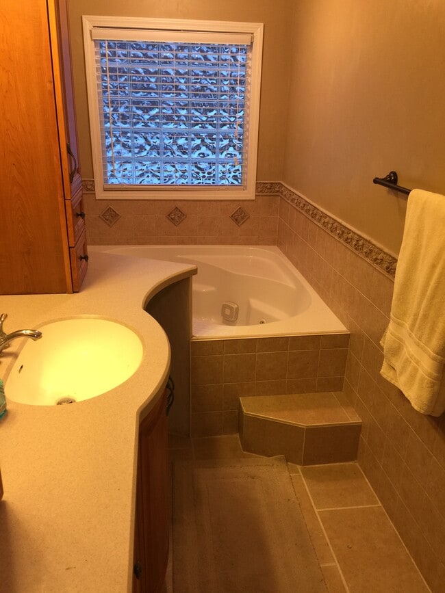 37 Royal View Dr