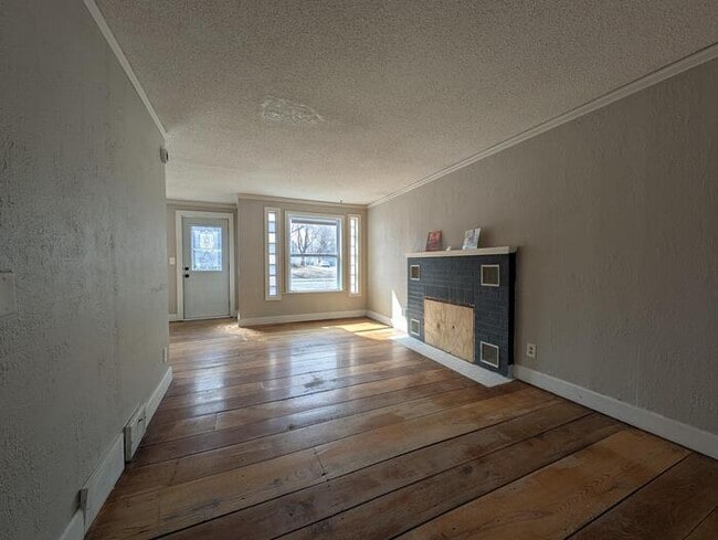 Photo - 140 Park St E