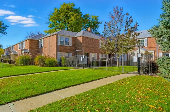 Building Photo - Park Hill townhome with outdoor space and ...