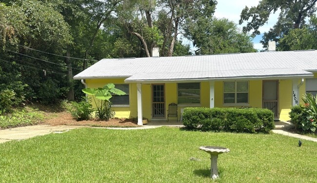 Building Photo - NICE TMH Area 1/1 w/ Hard Floors, Washer/D... Rental
