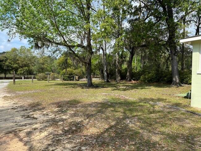 1835 Hodgeville Rd