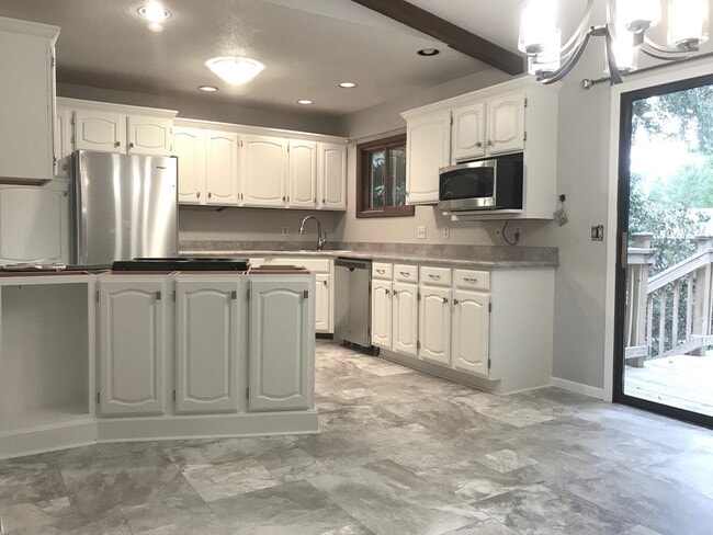 Building Photo - 3 BEDROOM | 3 BATHROOM | GARAGE | SPACIOUS HOME IN CHAPEL VALLEY