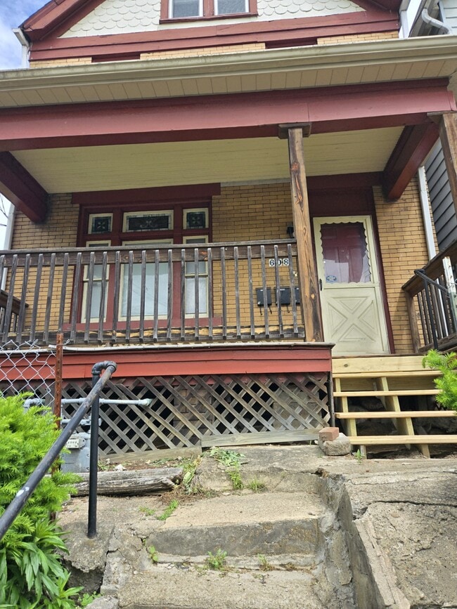 Building Photo - 608 2nd St