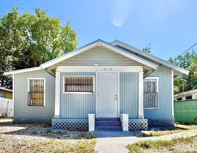 Building Photo - Versatile 5 bedroom 3 Bathroom Rental