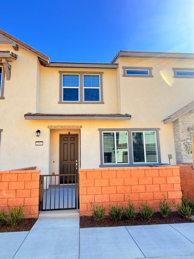 Building Photo - 2583 Cloudview Privado Unit 8