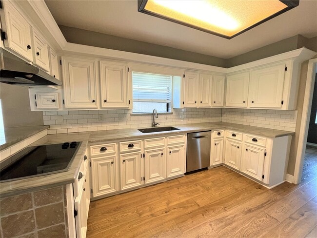 Photo - 22907 Provincial Blvd