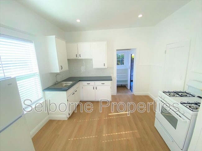 Photo - 4325 Essex St