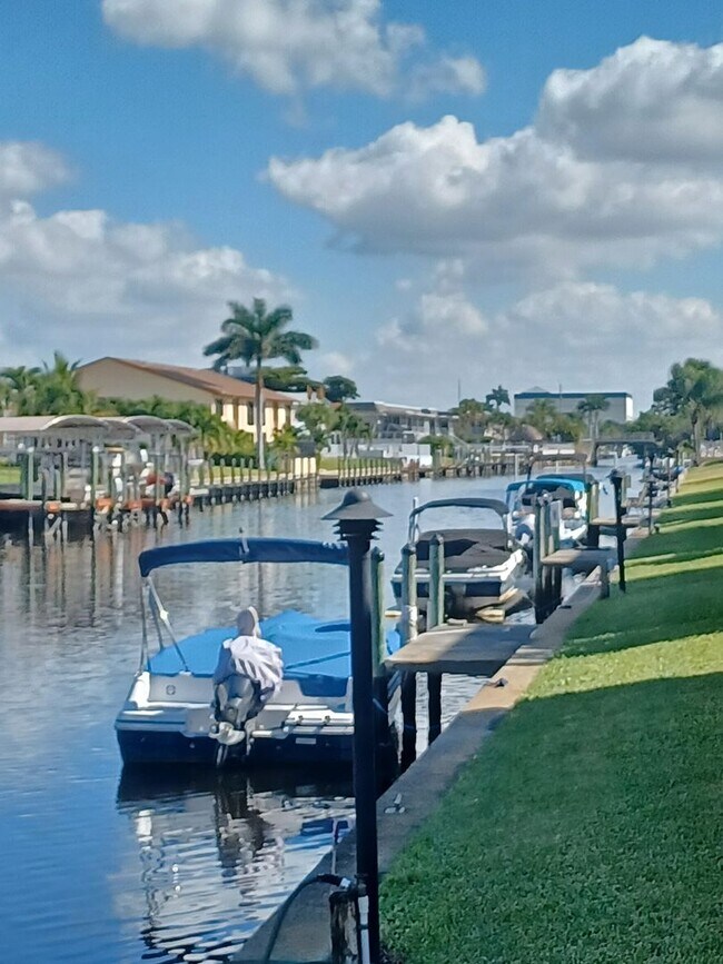 Building Photo - 909 SE 46th Ln Unit 909 SE 46th Ln  202