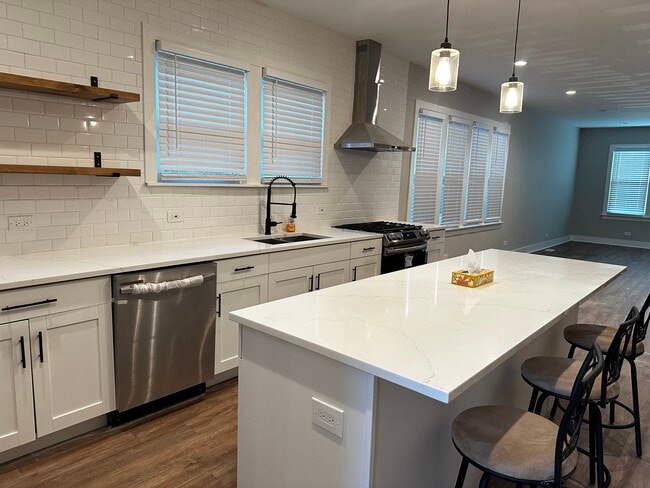 Photo - 3703 Blanchan Ave