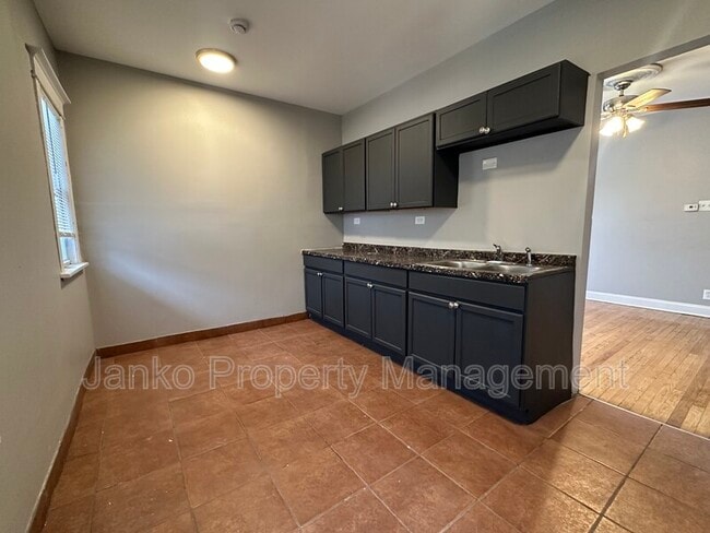 Photo - 856 N Mayfield Ave Unit 2n