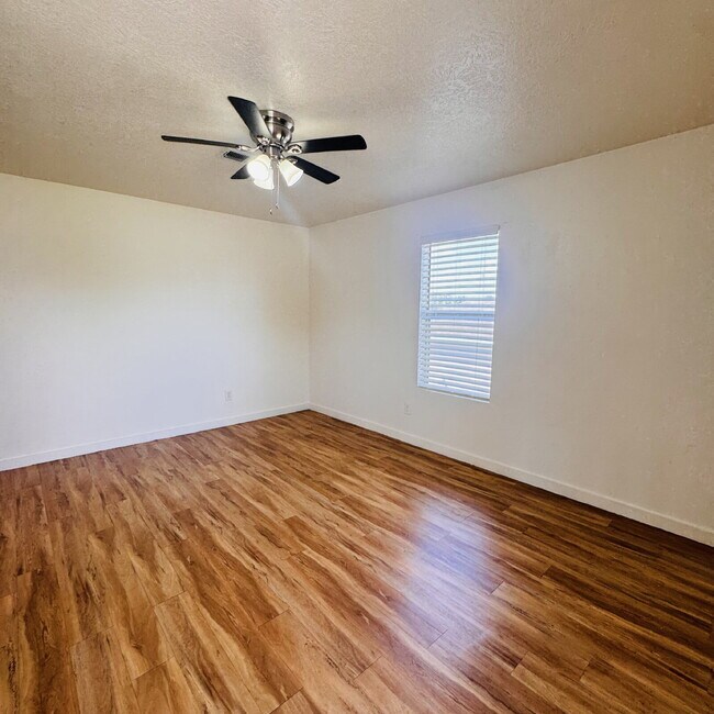 Photo - Welcome home to your 2 Bedroom | 1 Bathroom Apartment located in Nederland, TX. Unidad 14