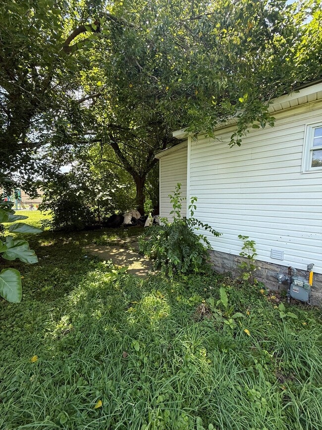 1045 E Condit St