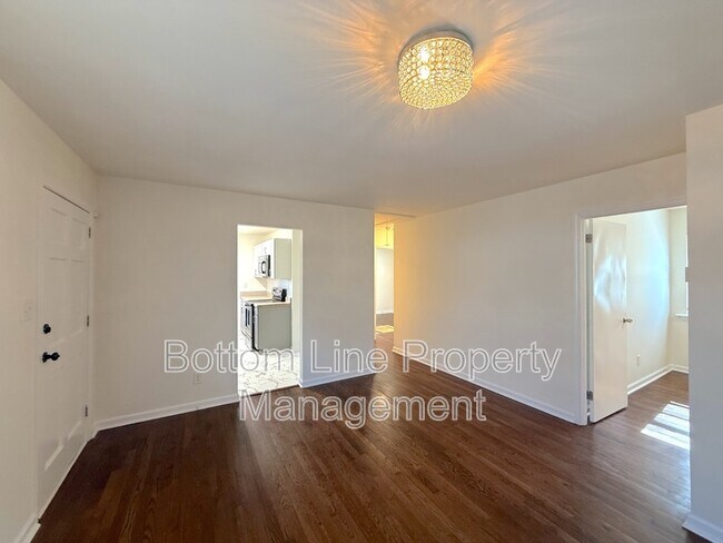 Photo - 2011 Holly St