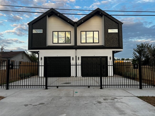 Photo - 8533 Amadwe St