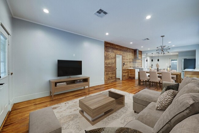 Photo - 1032 E 6 1/2 St