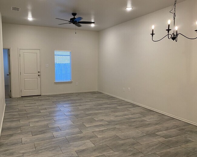 Photo - Don't miss out on this move in special of ...