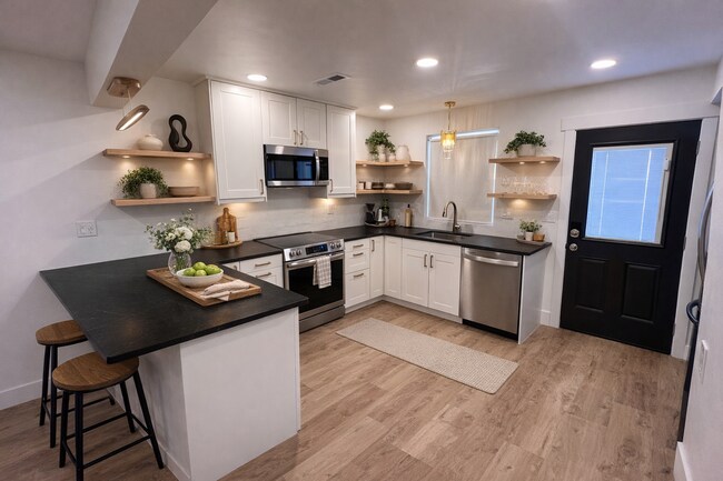 Photo - 214 W 7th St