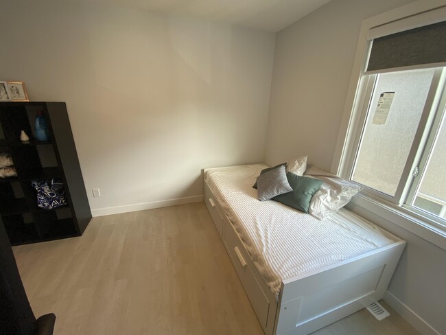 Building Photo - 10749-10786 86 Ave NW Unit A23